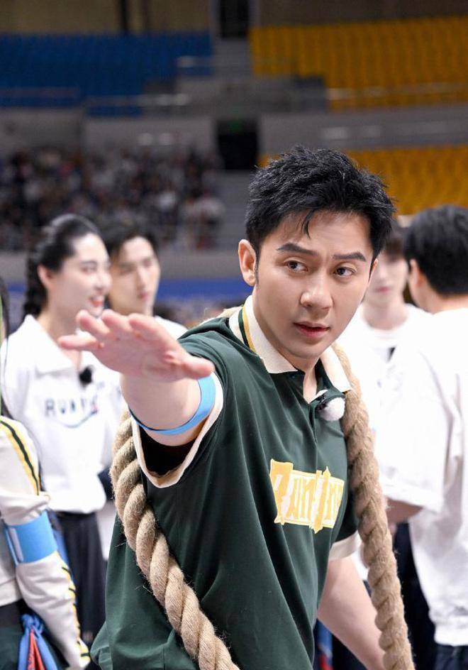 李晨被曝恋上大7岁闫妮,双方同时辟谣澄清,相同文案引争议_声明_网友