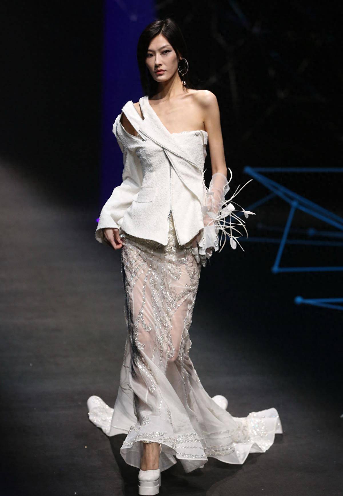 中国国际时装周秀场现场预览,边惠中ss24新闻发布会在北京举行_宋锦