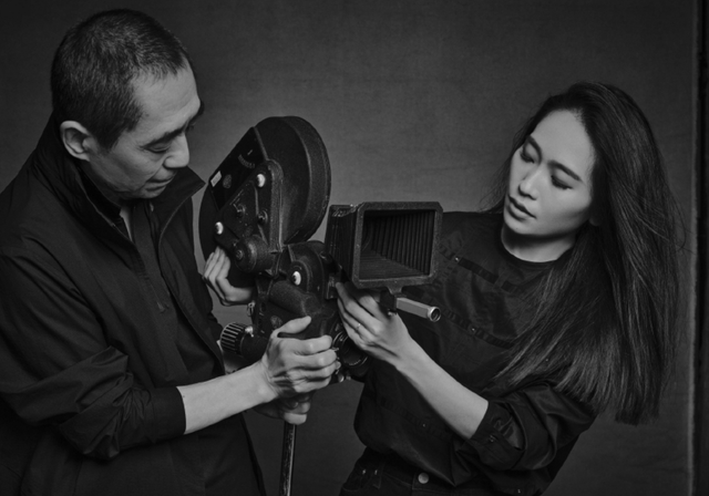 张艺谋父女拍摄大片,黑白风格很个性,女儿张末摸父亲头很亲密_合作