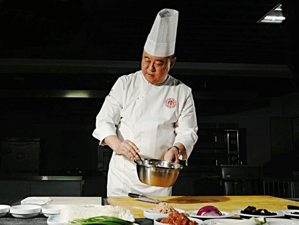 姜军展示锅贴做法作为大连市餐饮行业协会会长,姜军认为,老字号的