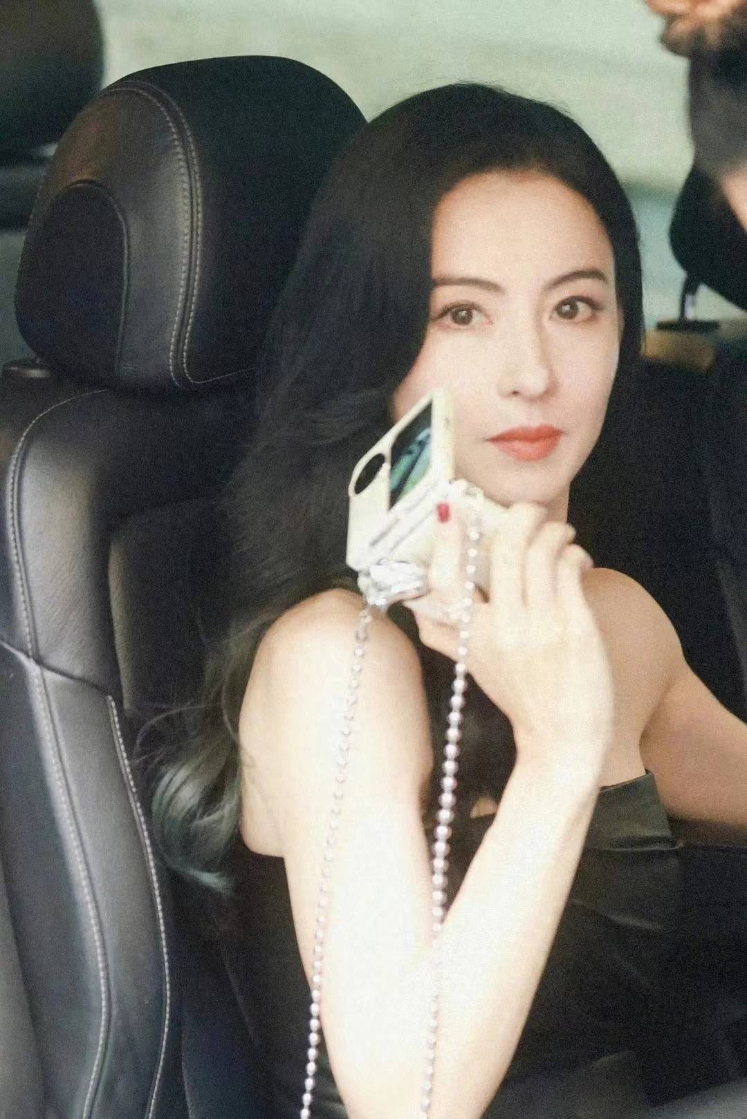 43岁张柏芝美貌征服米兰时装周！穿抹胸皮裙秀傲人身材，生图封神