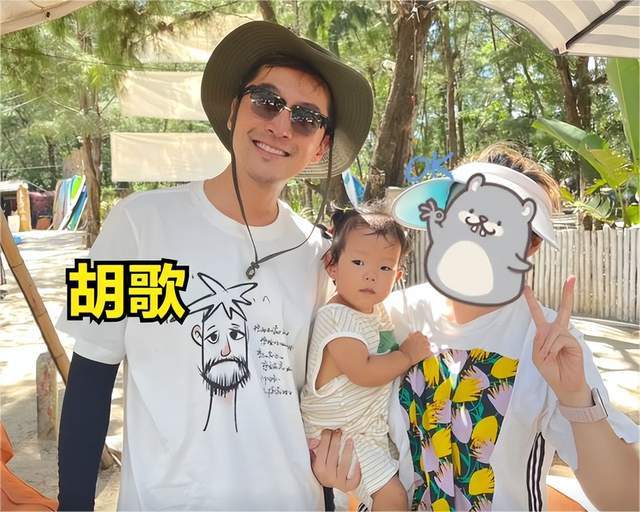 胡歌携妻女三亚度假,女儿小茉莉现身,一家三口好温暖!