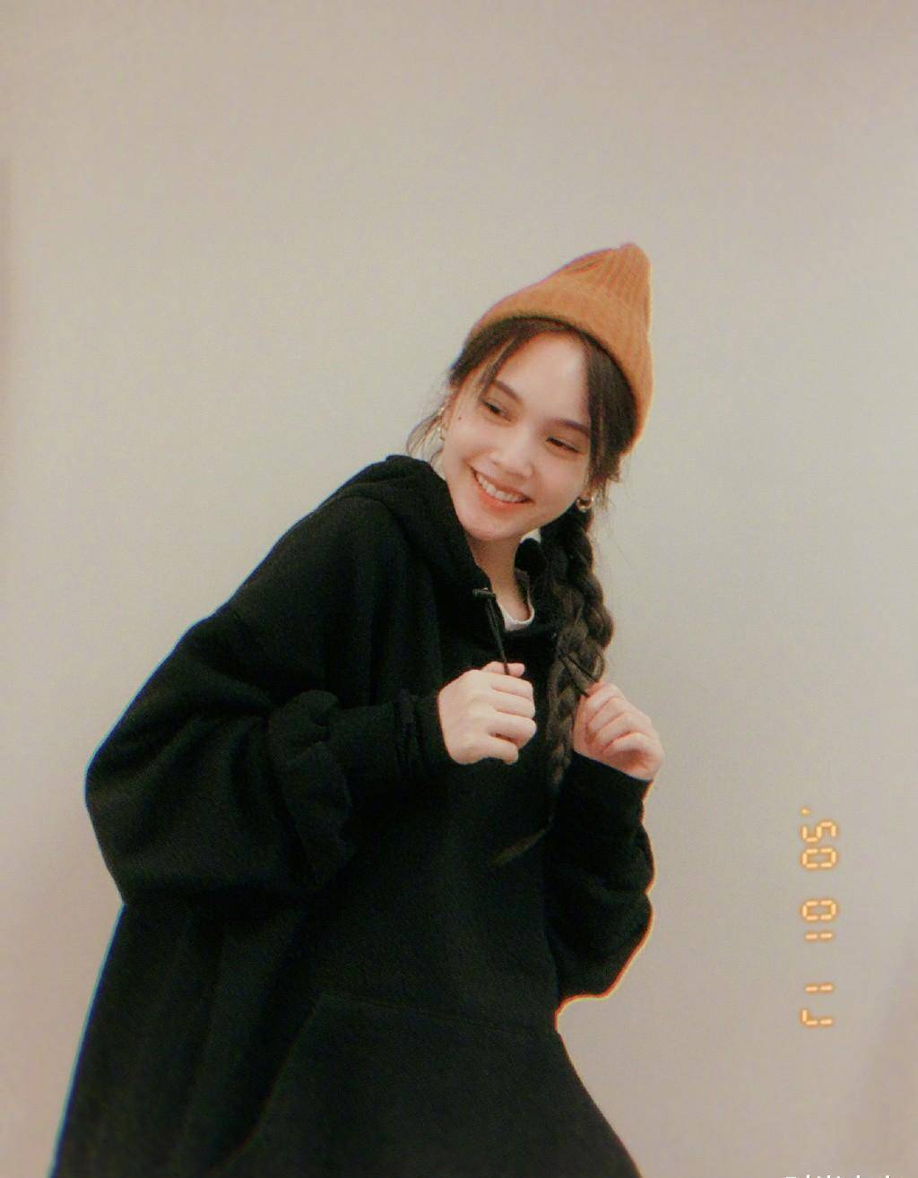 杨丞琳晒素颜健身照,穿撞色t恤衫配高马尾,脸颊微红美回18岁_颈部