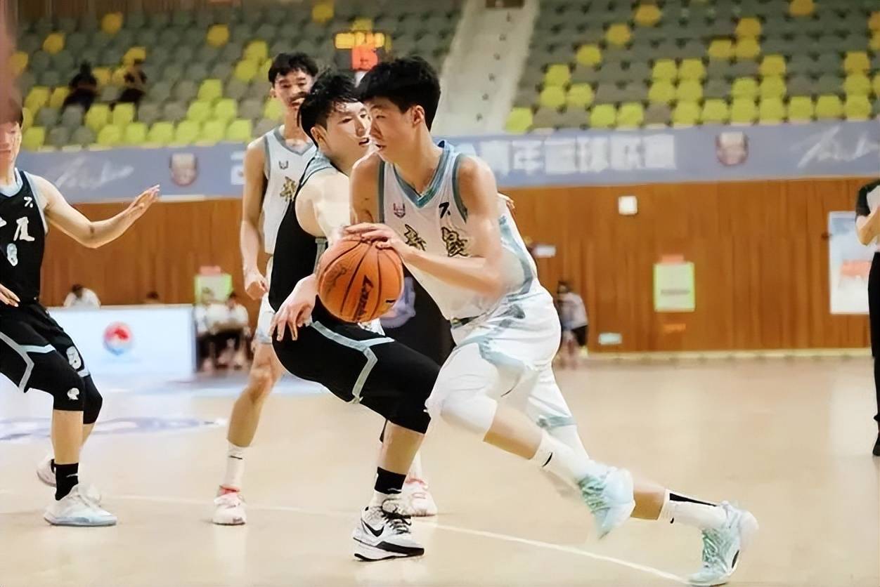 宋文浩:从三号位打到一号位的全能战士的角色,掀起"青春风暴"_青岛队