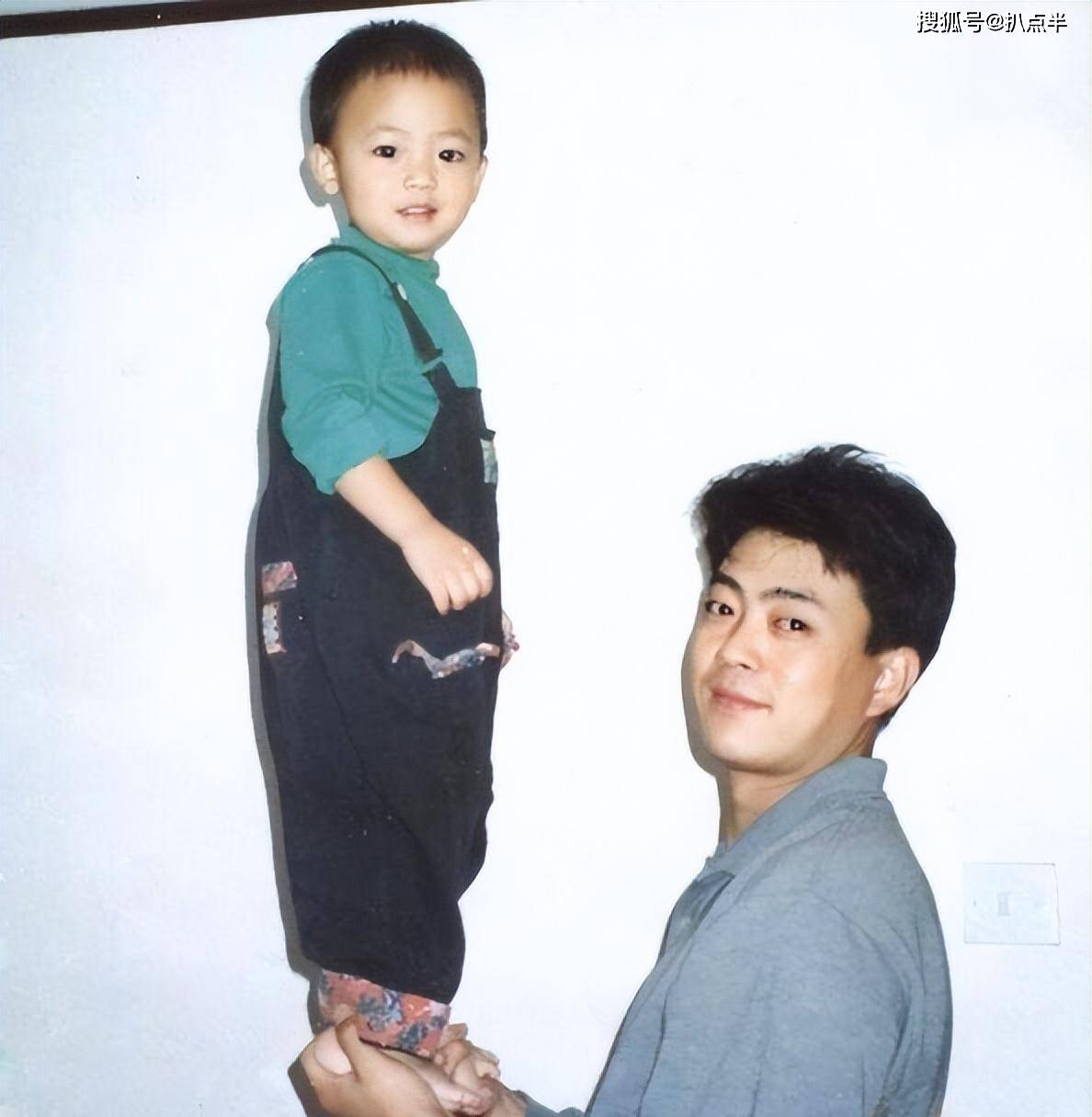 侯明昊于1997年出生于一个军人家庭,自小在大院长大,他曾经在接受采访