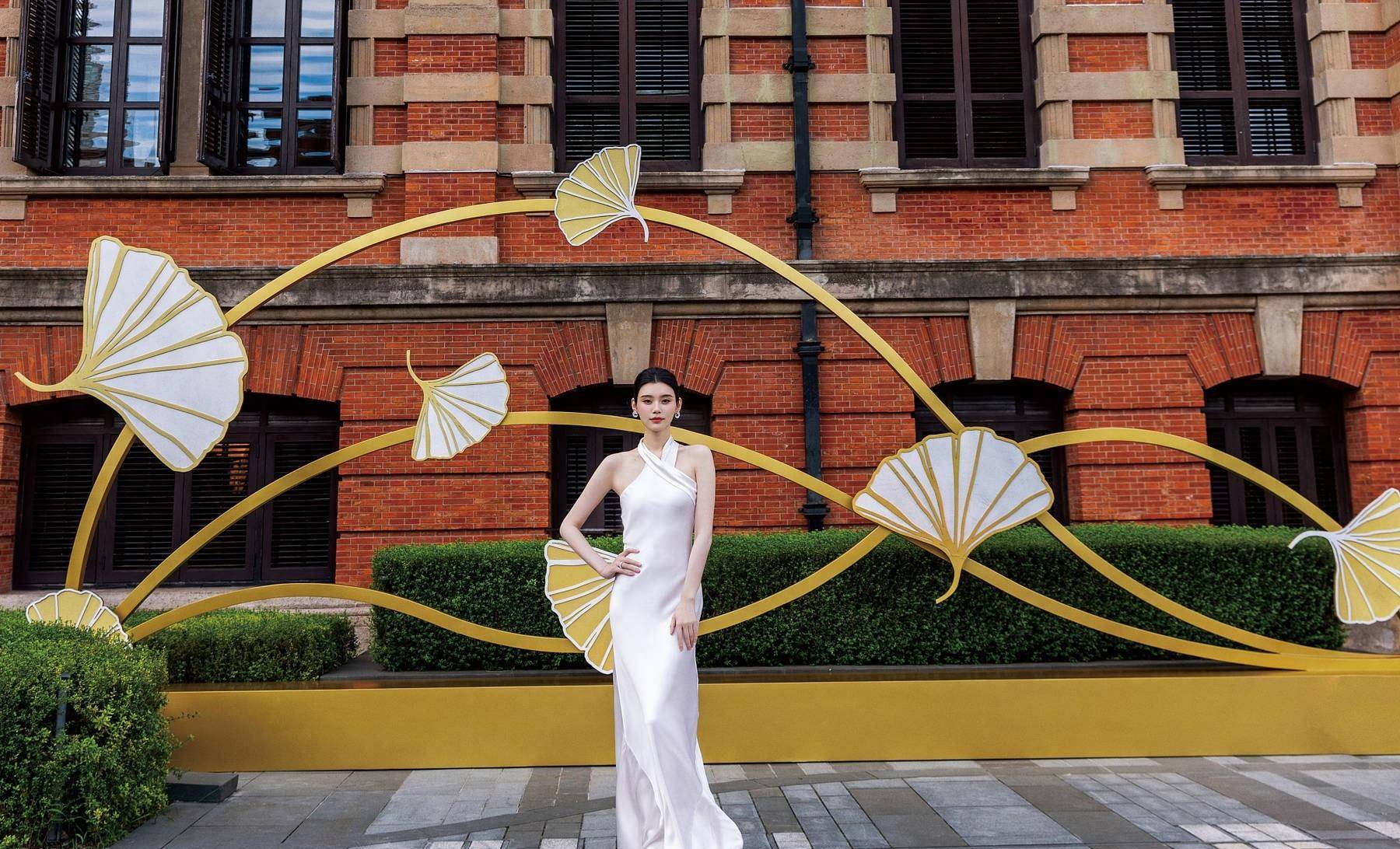"维密超模"奚梦瑶穿长礼服出席活动 穿白色缎面长裙优雅大气_维多利亚