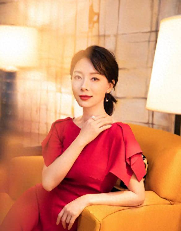 46岁陈数到了中年更有气质:发不剪短,裙不上膝,美得知性又优雅_女性
