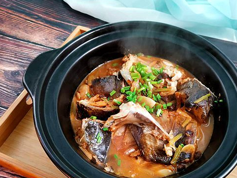 这菜简单,焖一焖就上桌,热乎乎的,鲜香下饭,又光盘了_砂锅_味道_吃法