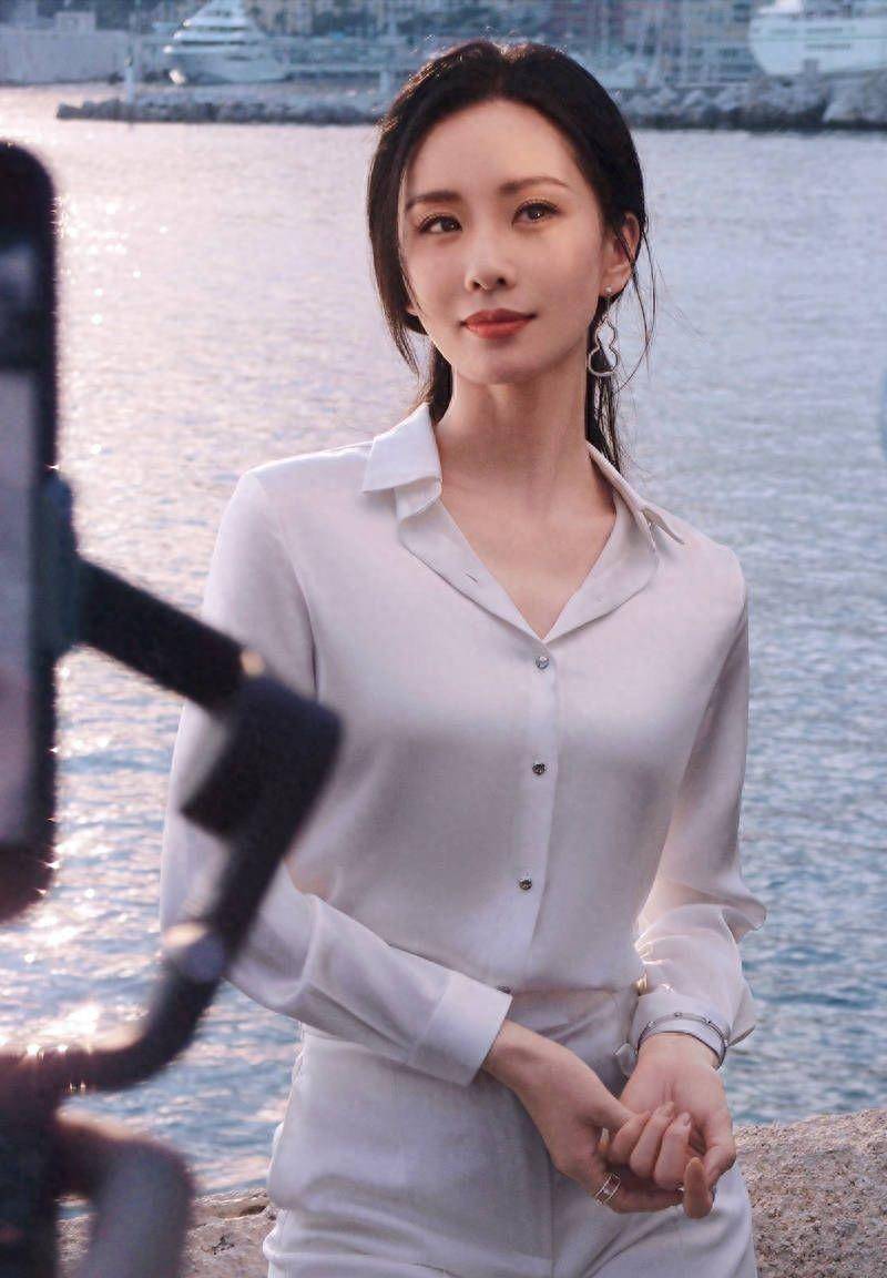 刘诗诗身穿缎面衬衫,气质优雅,夕阳和海风相伴,宁静而柔和,_魅力_世界