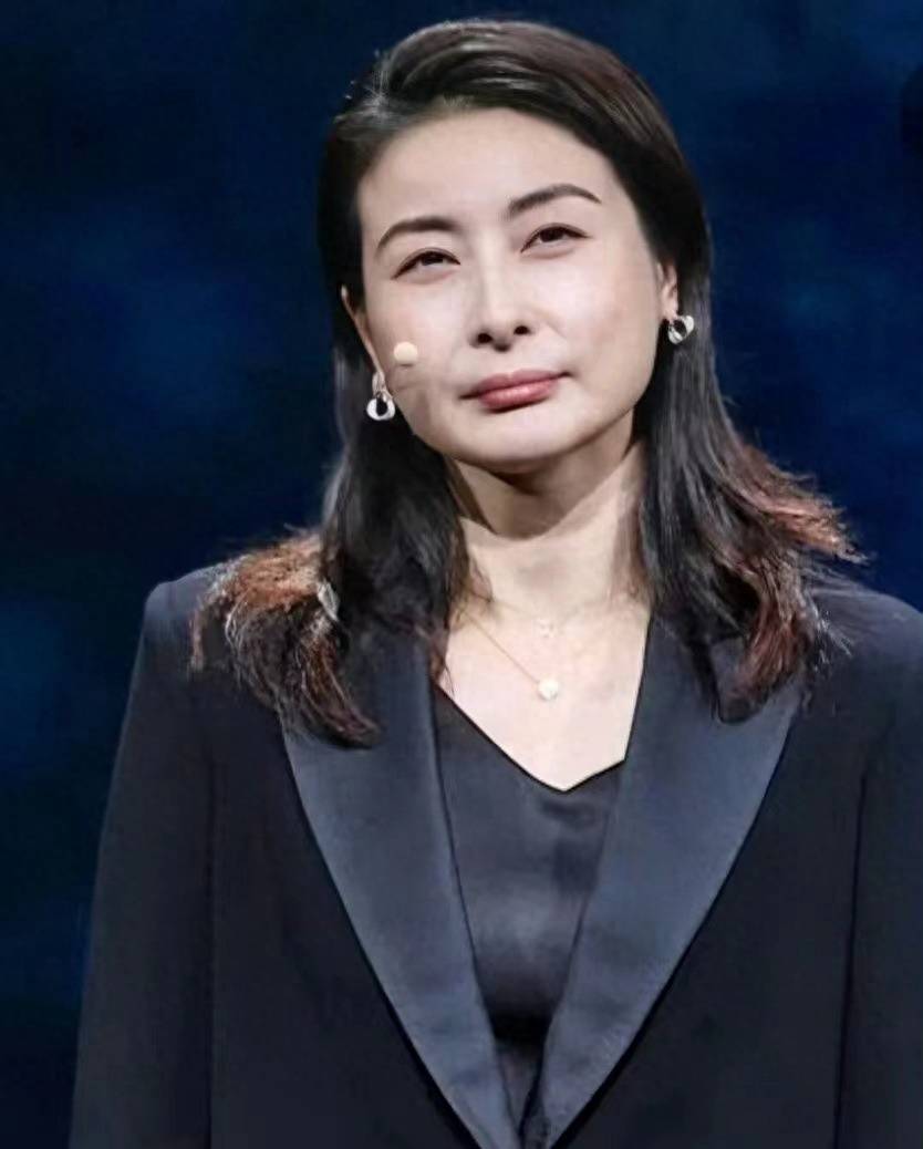 郭晶晶是方脸,穿这种露出脖颈线条的衣服,会更好的修饰她的身材和脸型