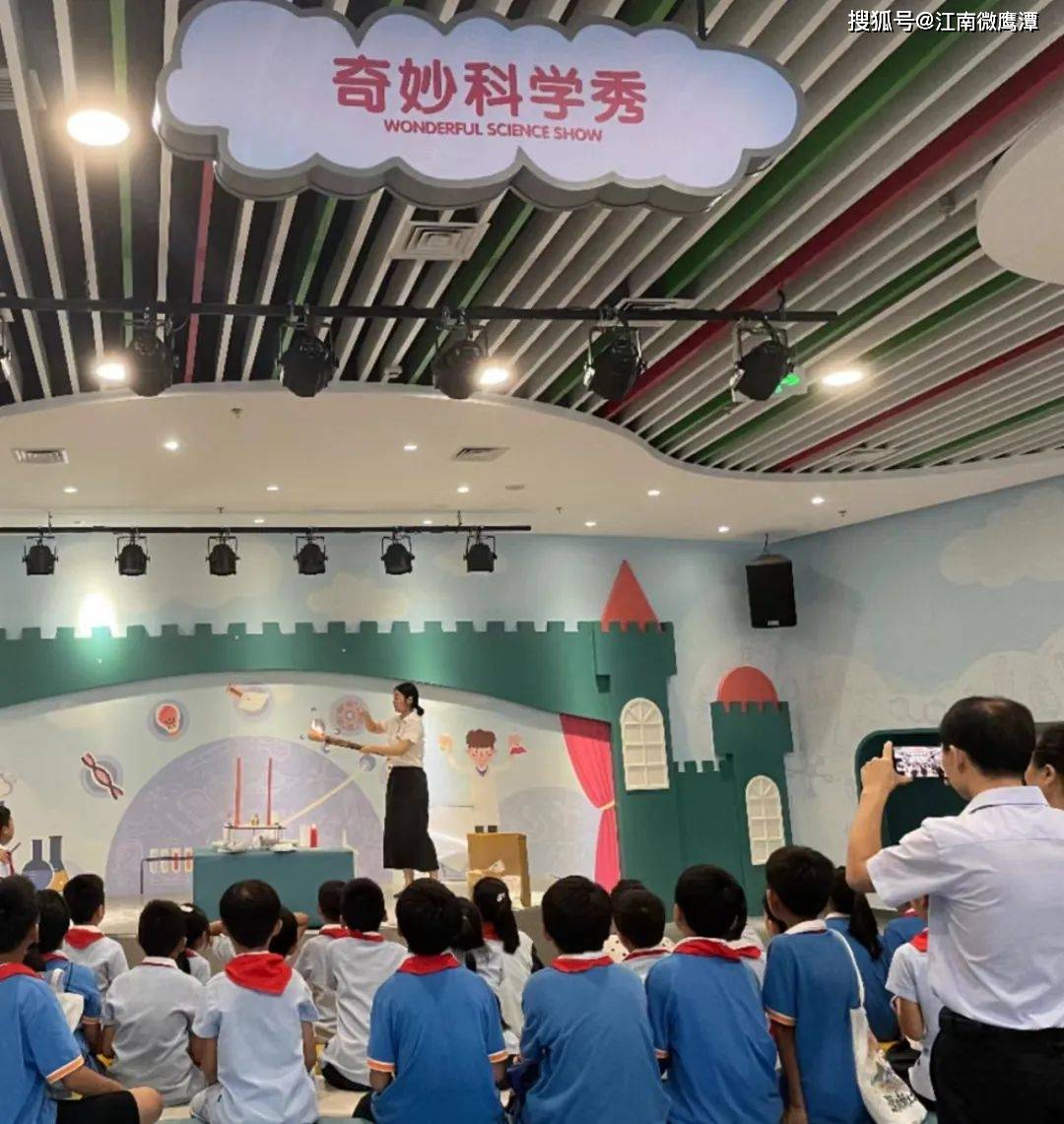 鹰潭市第十小学党支部组织部分留守儿童参观科技馆活动_科学_科普日