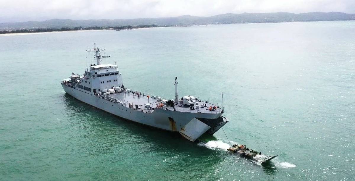 072型登陆舰释放两栖战车当然,这并不意味着072型登陆舰就彻底无用了.