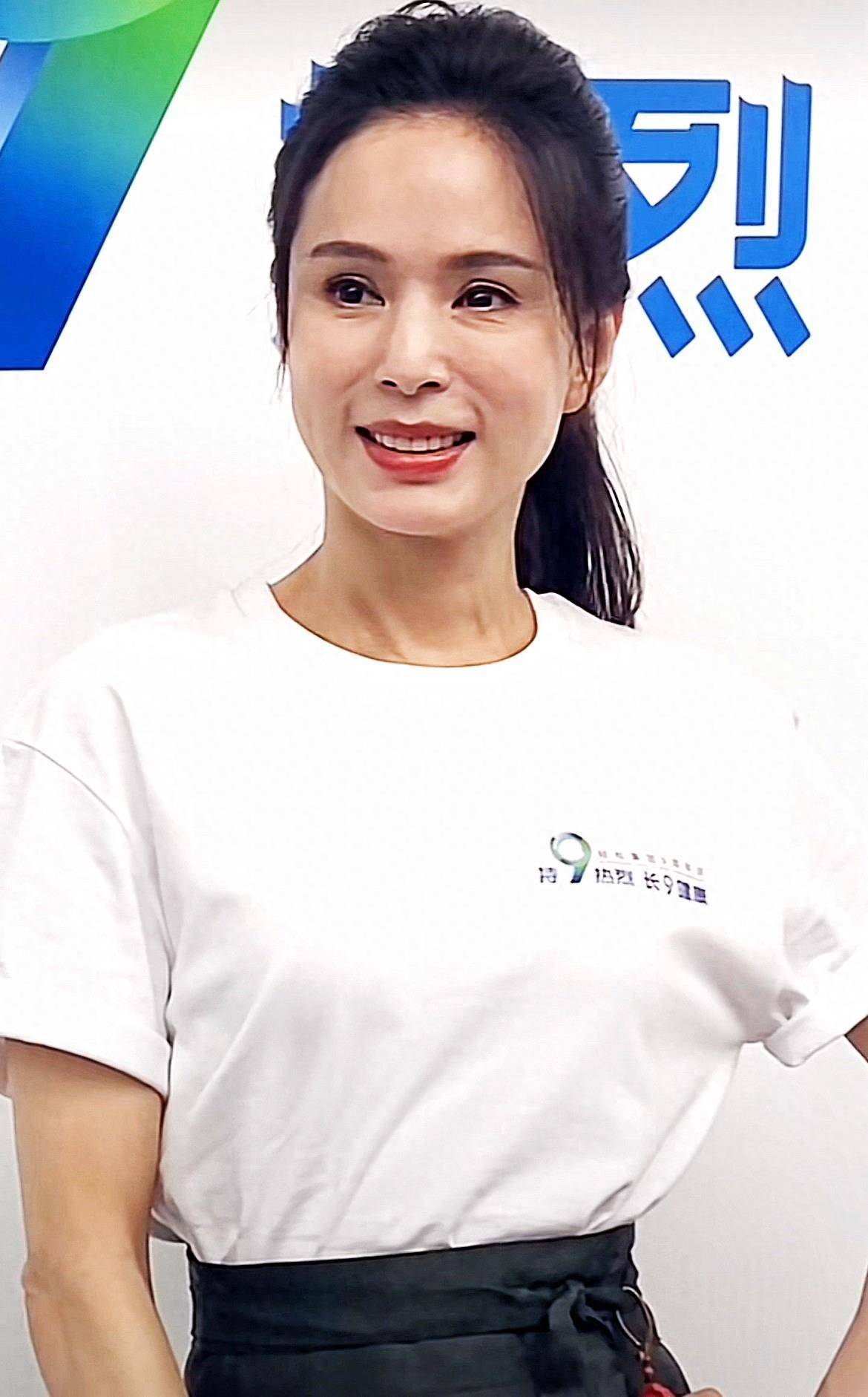 57岁李若彤参加周年庆活动,眼窝塌陷皱纹也不少,"小龙女老了"_年纪_女