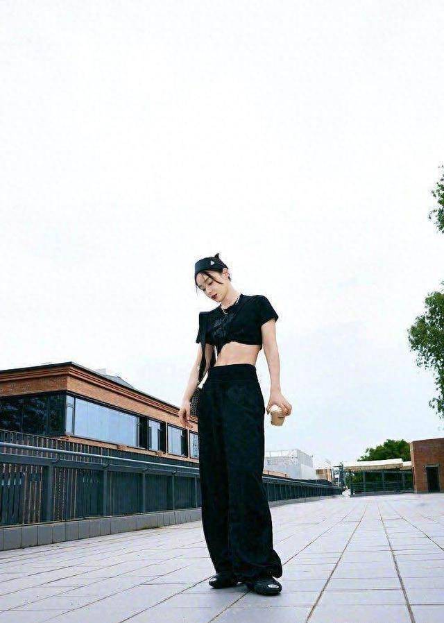 袁姗姗瘦出新高度,腹肌能当"搓衣板",小细腰,也是藏不住了_健身_身材