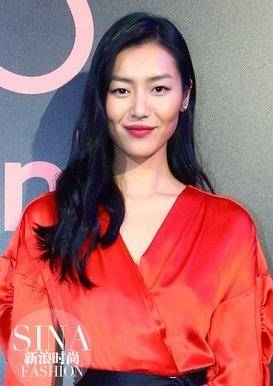 "国模之光"刘雯,两次解约不惜得罪蔻驰,却被奚梦瑶何穗孤立_同行_品牌