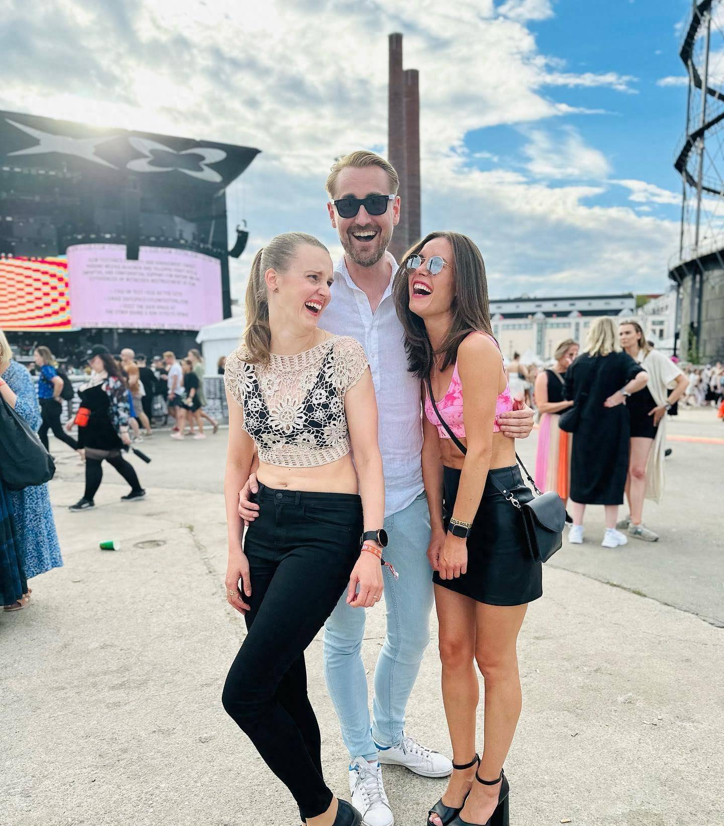 穿辣妹装连嗨三天,很美_桑娜马林_酒吧_女性