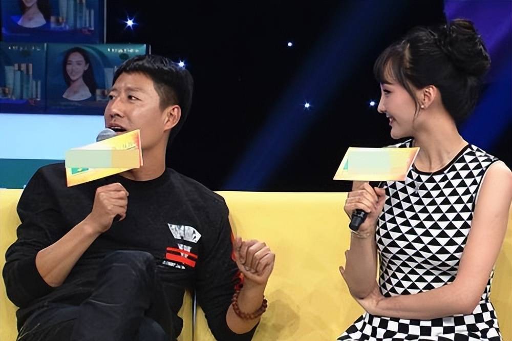 在于震分享的视频中可以看到,于震站在屋顶跳舞的时候,他的孩子们也是