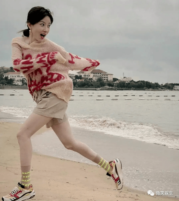 她因发育过猛,无奈退出国家游泳队,却被三流导演看中后一炮而红_陈小
