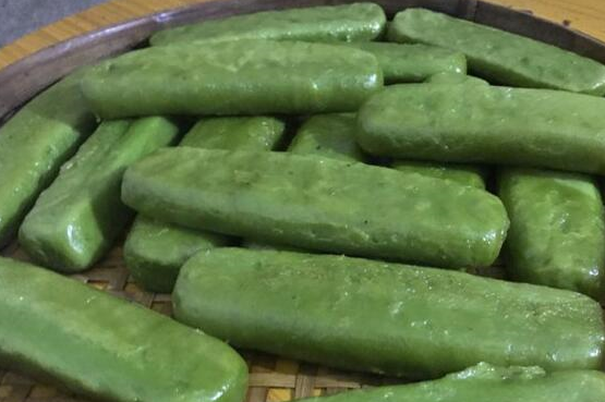 地道做法客家小吃韭菜粄,你是喜欢蘸酱油,还是煎片吃?_大米_过程_吃法