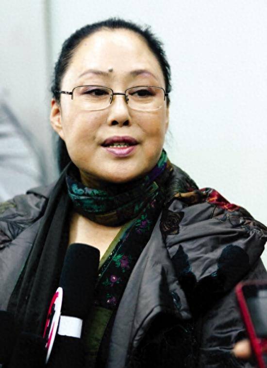 73岁斯琴高娃近况:瑞士老公已去世,她垂垂老矣,依旧在国内拍戏_丈夫