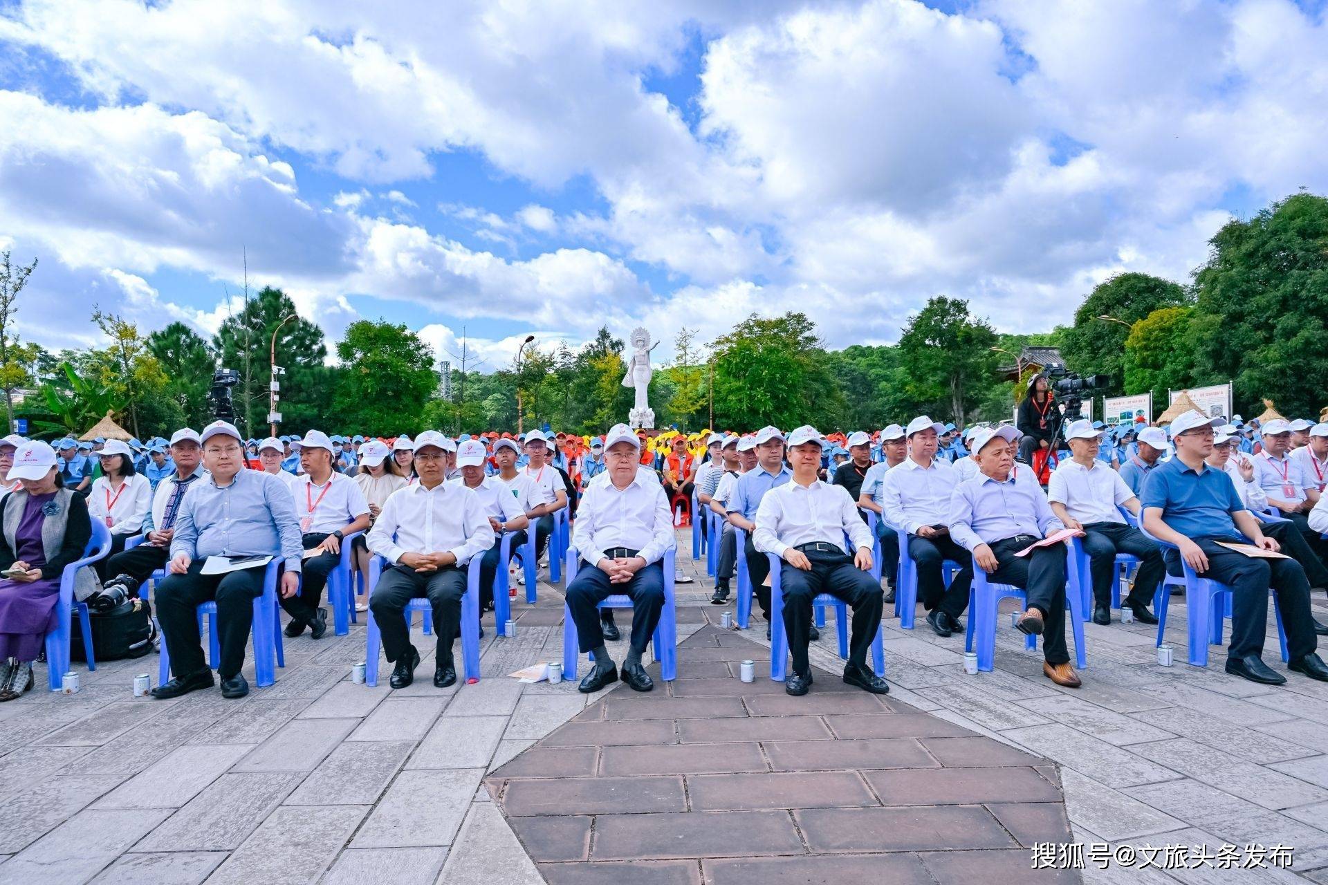 乡村发展志愿服务促进会会长刘永富,楚雄州委书记刘勇,楚雄州委副书记