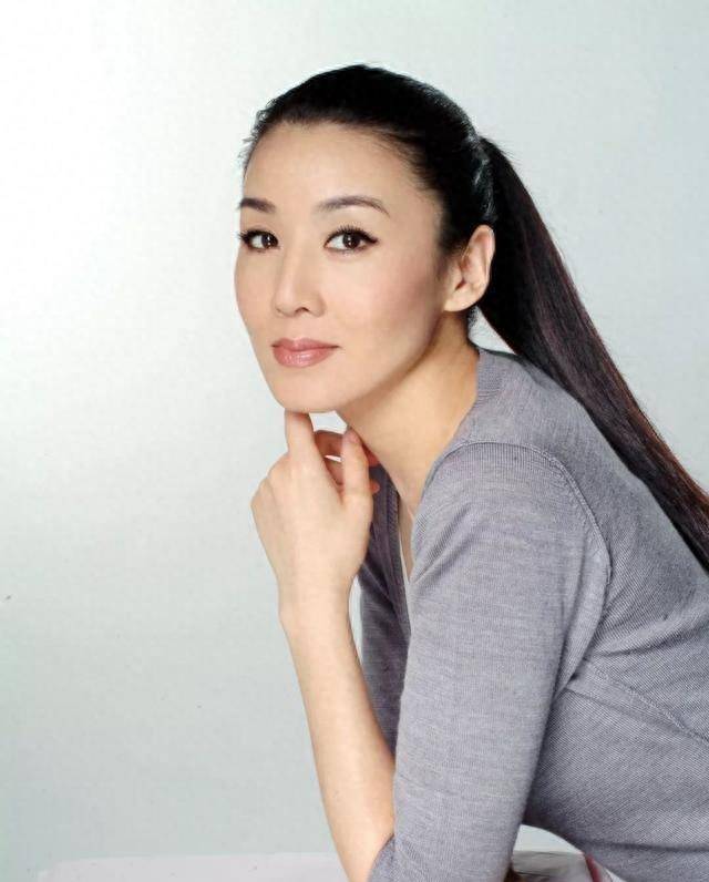 55岁韩再芬与俞敏洪,她的确有点显老,韩再芬为什么终身未嫁?