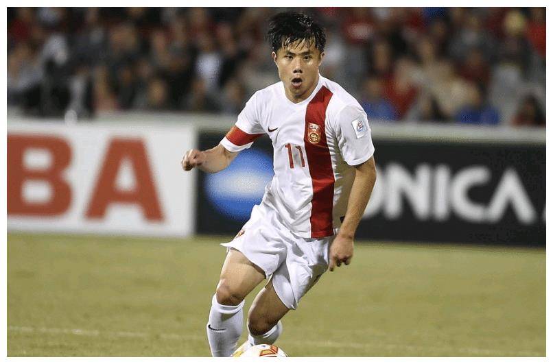 久违亮相,前国足队长蒿俊闵现身绿茵场,球迷调侃:李磊怕了吗_郝俊明