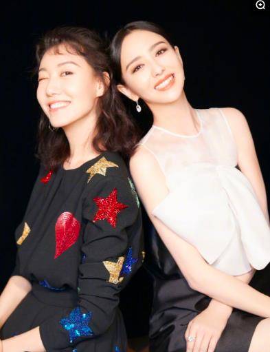 高露大气不计较,昔日和闺蜜拍写真,当佟丽娅背景对镜还微笑_因为_画面