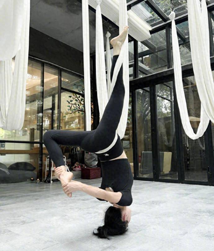 42岁谢娜晒瑜伽照,空中一字马又美又飒,纤瘦身材不像三娃辣妈_张杰