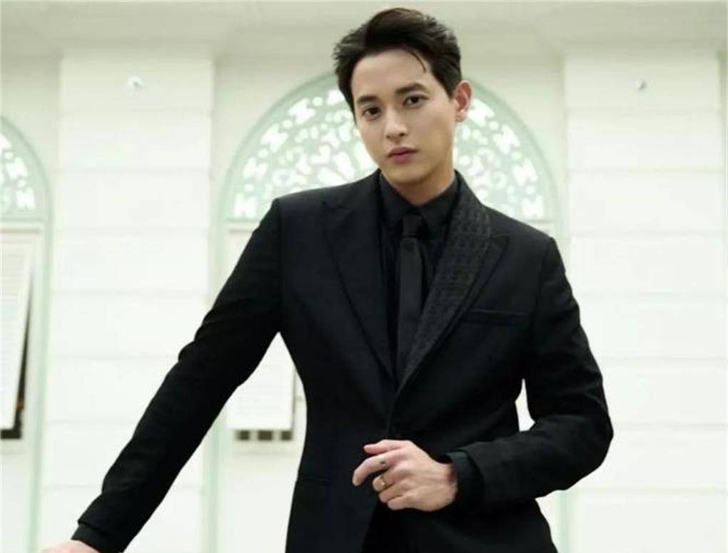 泰娱神颜james ji迎30岁生日,和大4岁素人女友甜蜜依偎_foam_詹姆斯