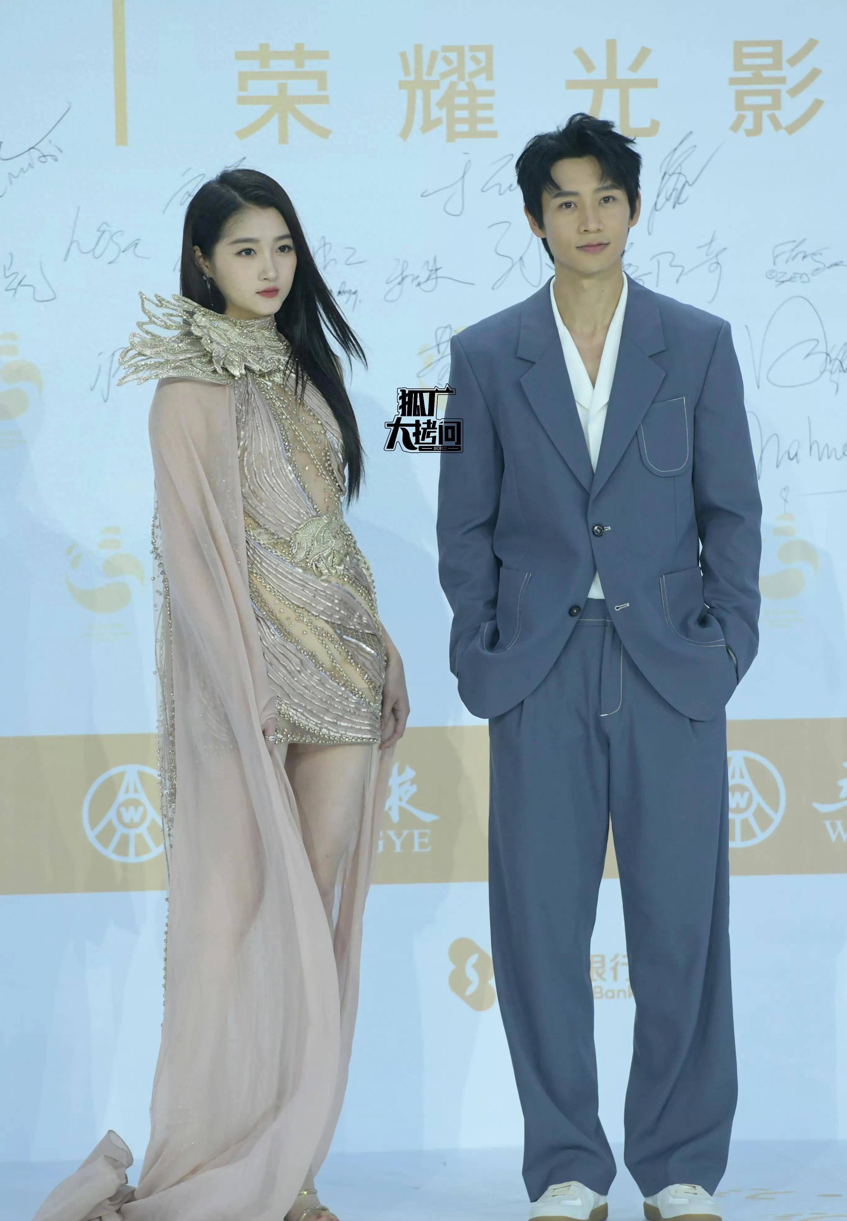 露腿,红毯穿高定没脖子,长腿超吸睛,靠腿上八百个热搜_网友_造型_魏晨