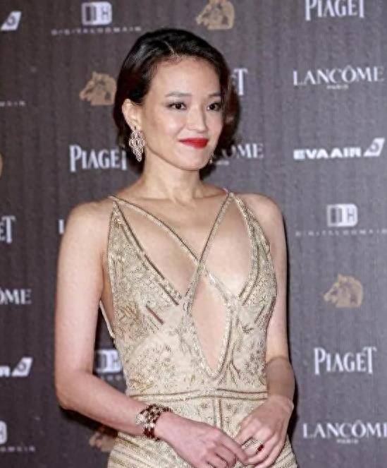 他有一种强烈的冲动想要将舒琪占为己有,于是他做了一个游戏,等待舒琪