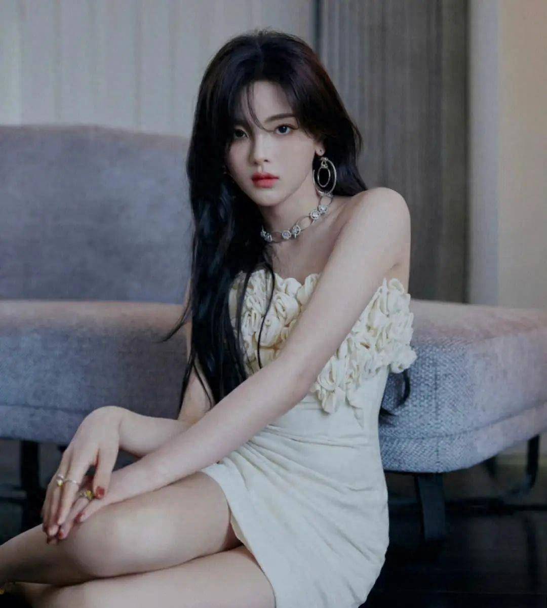 67杨超越穿吊带黑裙展现事业线!