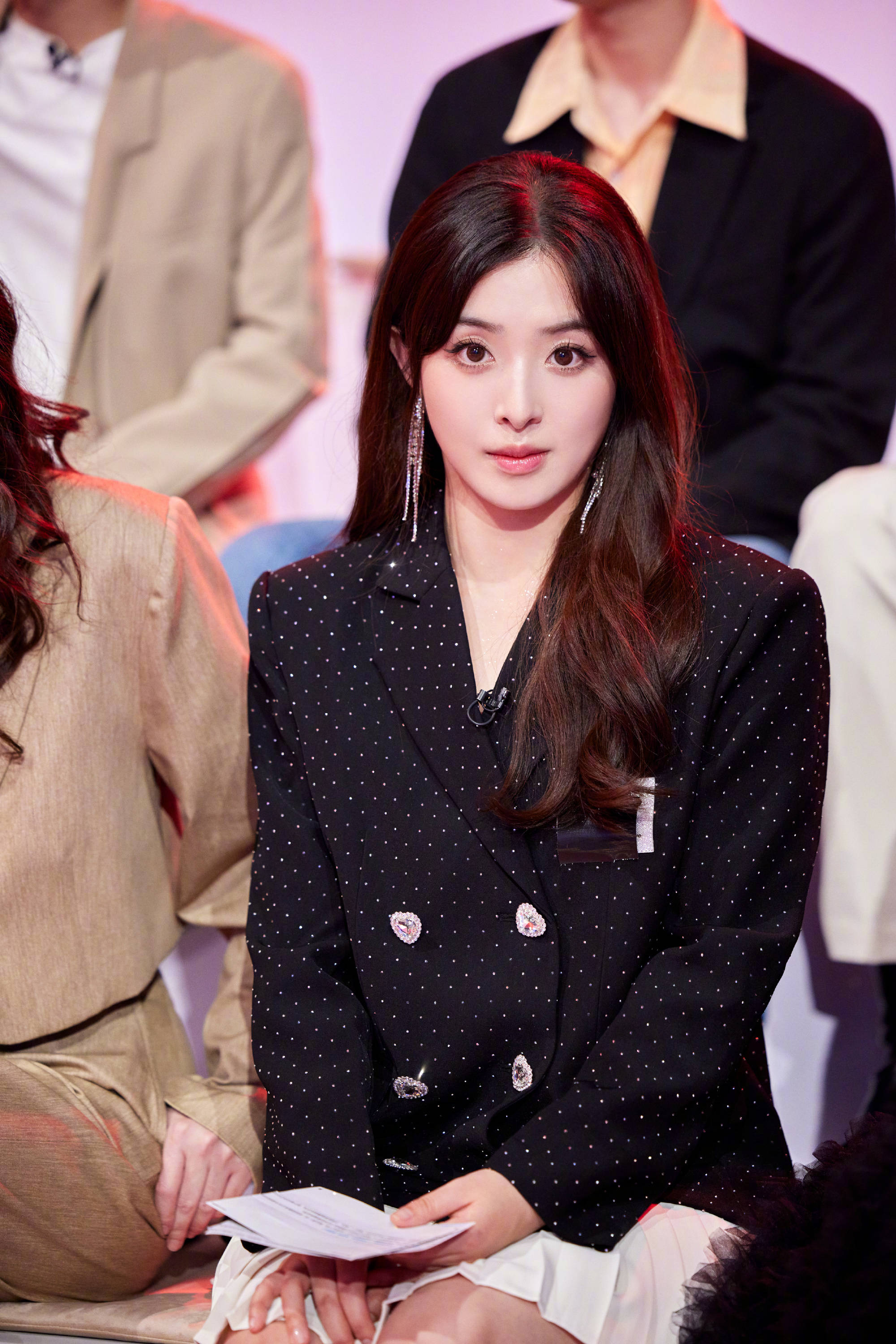 浪姐等综艺节目,张含韵展现了自己的成长,从青涩甜美到成熟御姐,她在