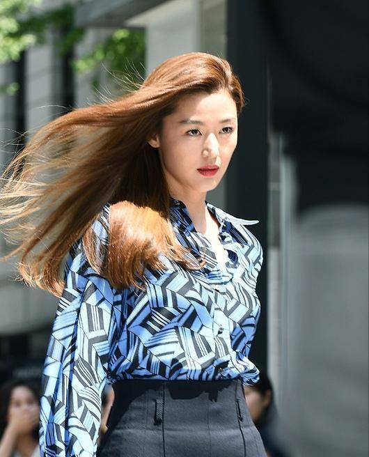 全智贤这气质真是绝了,身高碾压李冰冰,把邓文迪衬得土气又大妈_活动