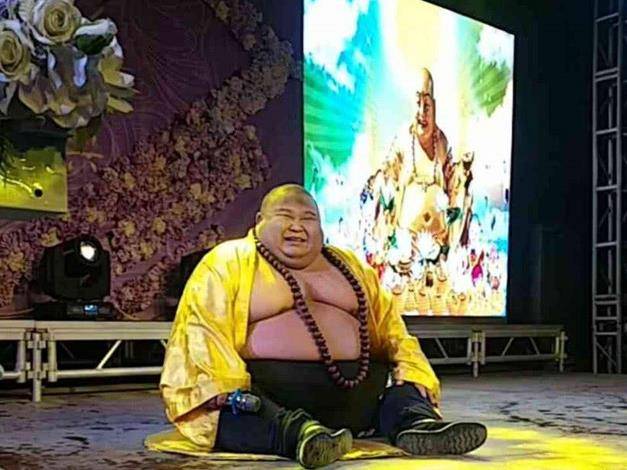 男子长相酷似"弥勒佛",被富婆看中受路人行礼,如今惨淡无人识_人们