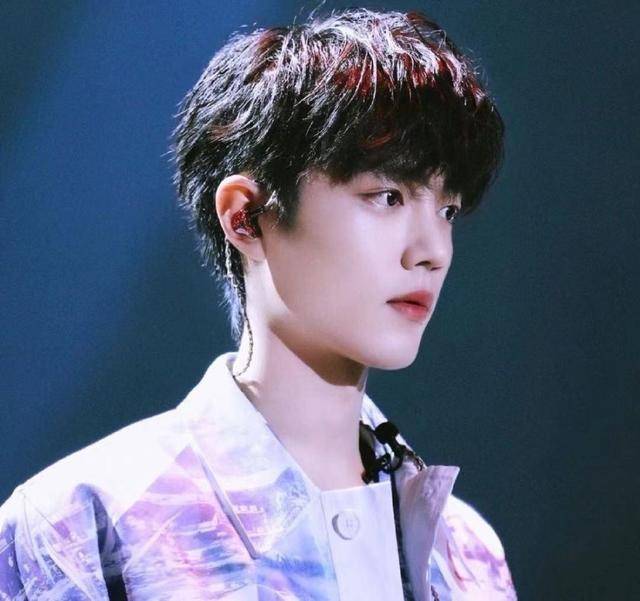 我们看到肖战与郎朗相谈甚欢,与贾玲还友好拥抱,就知道肖战与《青