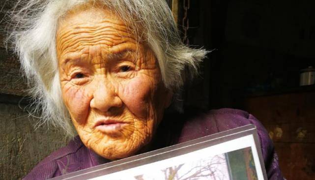 去世老人名为王玉兰,本名水崎秀子,出生在日本福冈的一个渔民家庭,是
