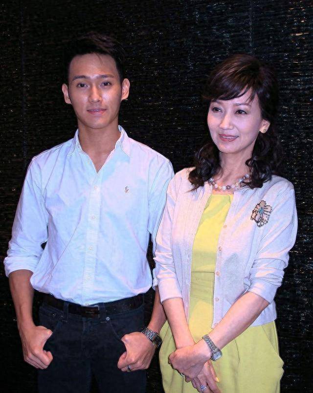 64岁葛优带3岁儿子出游!