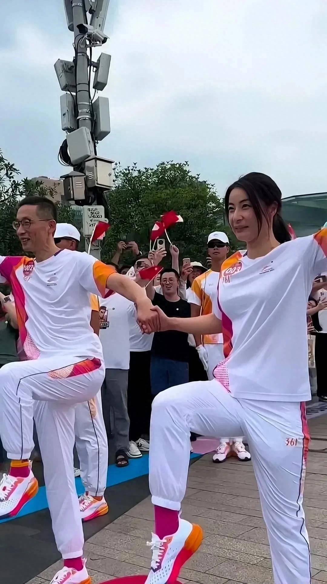 郭晶晶[超话]# #话题郭晶晶# #火炬手郭晶晶# #女排明星那些事栽 