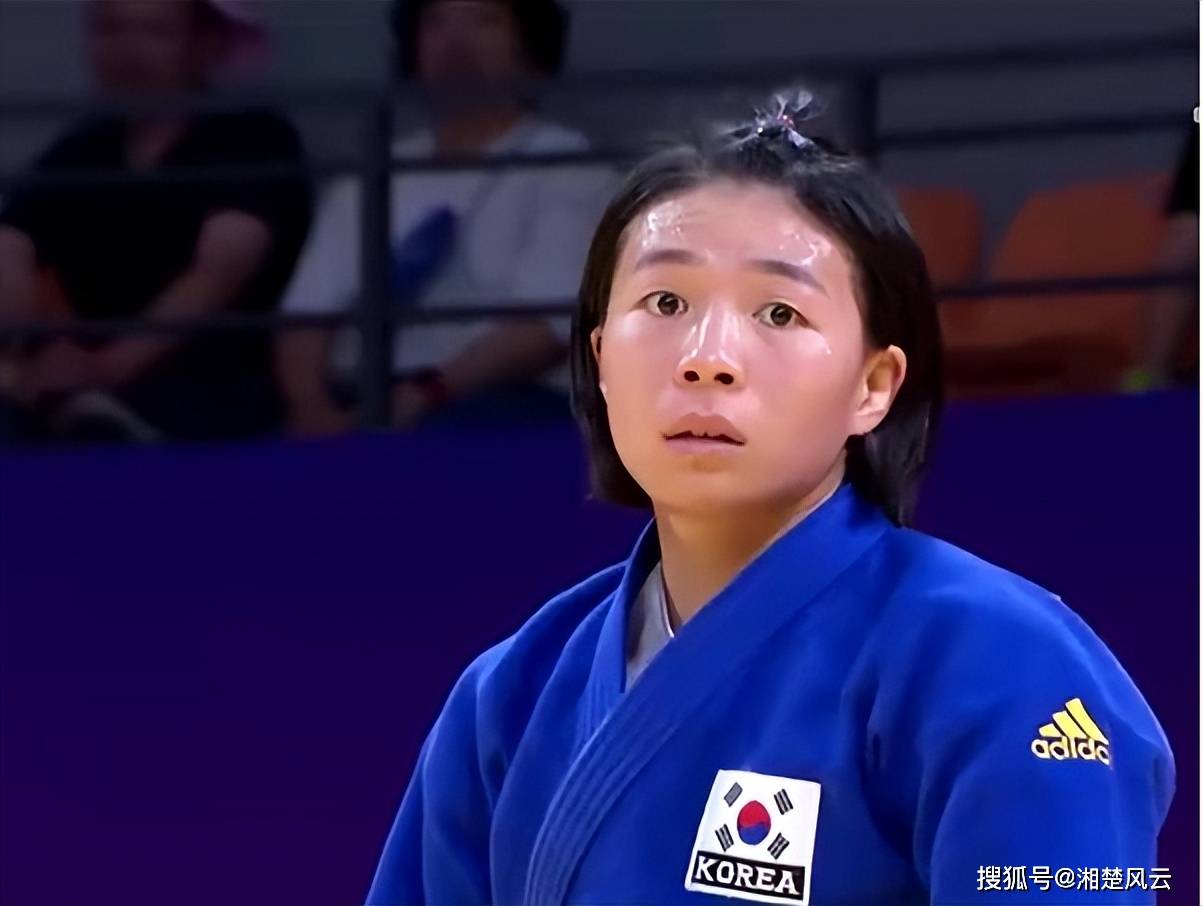 亚运柔道比赛奇葩事,韩国选手掌掴对手,两人哭了,网友评论不一_裁判