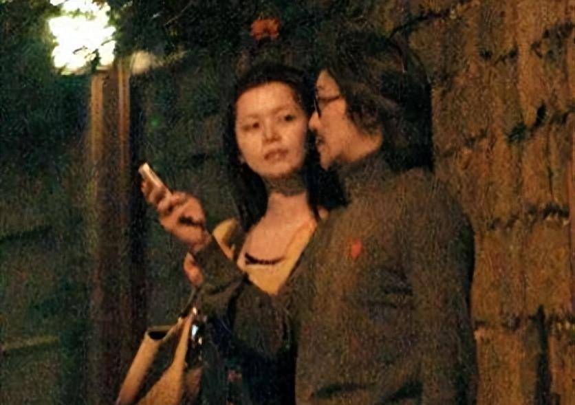 于文凤比周星驰小了9岁,当时年仅27岁,正值女人生命中最灿烂的黄金