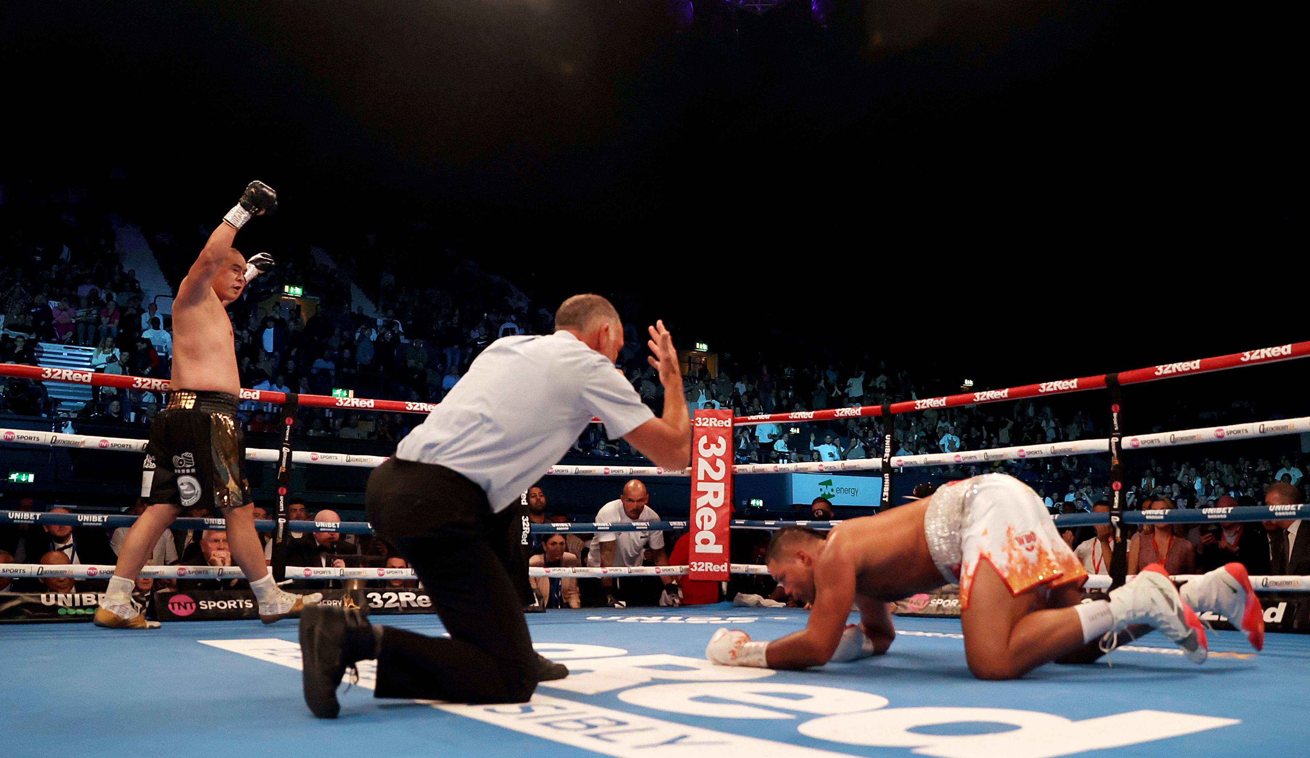 (体育)拳击-张志磊再胜乔伊斯 捍卫重量级过渡拳王金腰带_新华社_李颖