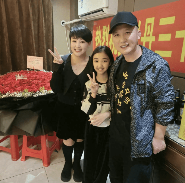 杨树林送35岁胖丫超大玫瑰花庆生,一家三口亲密合照力证婚变传闻