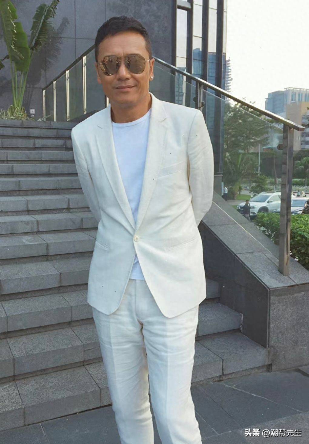 63岁苗侨伟才是"反油腻"男人:穿衣儒雅,仪态正,越老反而越帅_衬衫