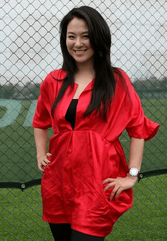 沈傲君晒近照,膀大腰粗状态真实如大妈,但脸却没差别,更富态了_照片