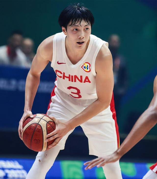 赵睿的表现就不错,罚球命中率提升明显,胡明轩最擅长投篮