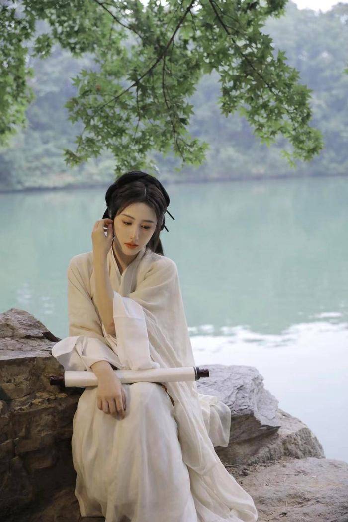 2020年吴锦源执导,赵丽颖,王一博等主演的古装武侠剧《有翡》,李思思