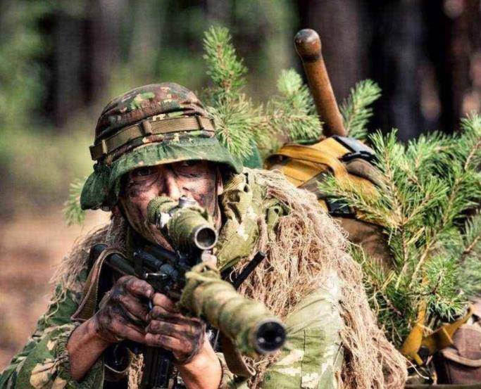 他们往往埋伏在远处,悄无声息地瞄准敌人进行射击,打敌人一个措手不及