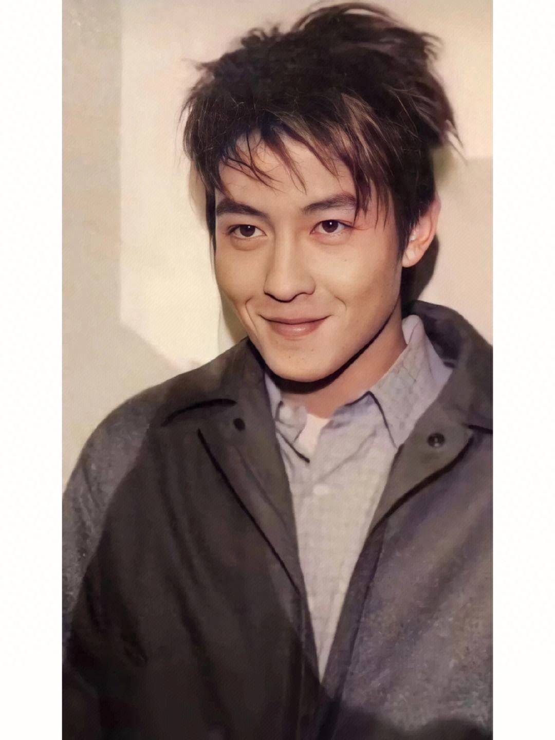 43岁陈冠希老师现身酒店!与年轻女网红搭肩合影,笑容甜蜜气场强